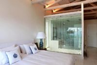 Chambre moderne avec cloison vitrée