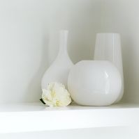 Vases en verre blanc sur étagère