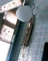 Détail de bijoux sur le crochet dans la salle de bain