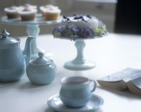Service à thé et gâteaux sur la table à manger