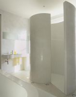 Salle de bain moderne avec paroi de douche incurvée