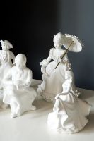 Affichage de figures en porcelaine blanche
