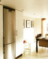 Grand réfrigérateur-congélateur dans une cuisine moderne