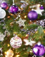 Boules de Noël sur l'arbre