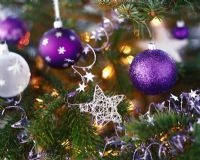 Boules de Noël sur l'arbre