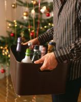 Homme portant une boîte d'alcool à Noël