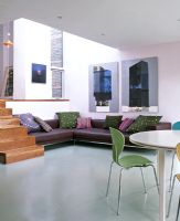 Canapé d'angle dans la salle à manger moderne