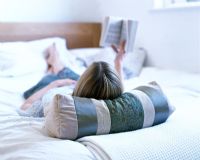 Femme, coucher lit, livre lecture