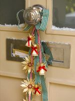 Porte classique avec décorations de Noël
