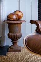 Détail de l'urne rouillée avec des sphères en bois
