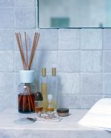 Articles de toilette et accessoires sur l'étagère de la salle de bain