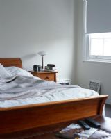 Chambre moderne avec lit défait