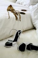 Chaussures argentées sur tapis flokati