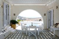 Terrasse de villa classique avec vue mer