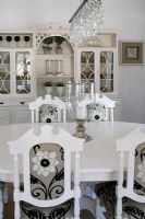 Table à manger classique et chaises décoratives