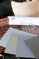 Échantillons de couleur et de tapis sur le bureau