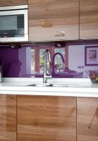 Évier de cuisine moderne avec dos violet