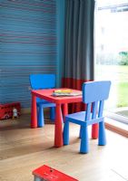 Table et chaises colorées dans la chambre des enfants