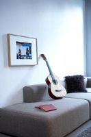 Salon moderne avec guitare