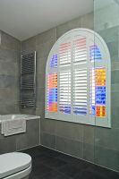 Salle de bain moderne avec vitrail