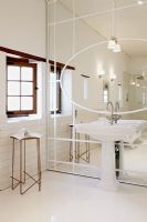 Lavabo de salle de bain moderne et mur miroir