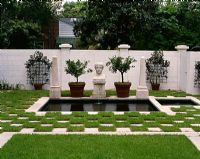 Jardin classique avec étang et fontaine
