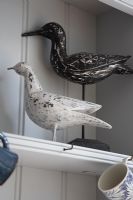 Détail d'oiseaux en bois sculpté sur étagère