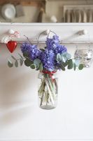 Arrangement de fleurs classique dans un vase suspendu