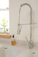 Détail du robinet de rinçage moderne dans la cuisine