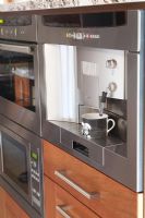 Construit en machine à café dans la cuisine moderne