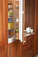 Réfrigérateur ouvert dans une cuisine moderne
