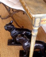 Paire de chiens sculptés sous une table console ornée