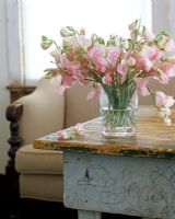 Fleurs sur table en bois en détresse