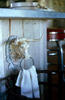 Porte-torchon en forme de taureau dans la cuisine de campagne