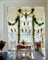 Salle à manger classique avec décorations de Noël
