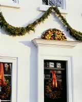 Extérieur de maison classique décoré pour Noël