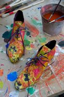 Détail de chaussures peintes