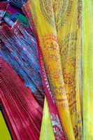 Détail de foulards colorés