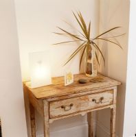 Lampe moderne sur table d'appoint en bois