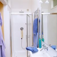 Détail de la douche dans la salle de bain moderne