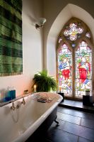 Salle de bain classique de l'église convertie