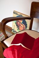 Housse en vinyle vintage et détail de fauteuil
