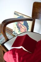 Housse en vinyle vintage et détail de fauteuil