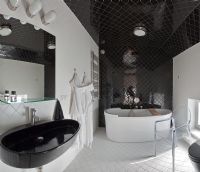 Salle de bain contemporaine en noir et blanc
