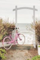 Vélo rose par porte côtière