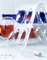 Casier à vin en plexiglas moderne et verre de vin