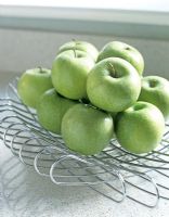 Bol à fruits en métal moderne plein de pommes