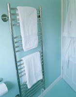 Radiateur sèche-serviettes dans la salle de bain moderne