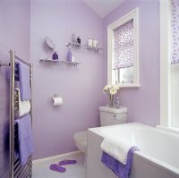 Salle de bain violette moderne
