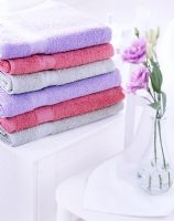 Détail d'une pile de serviettes colorées